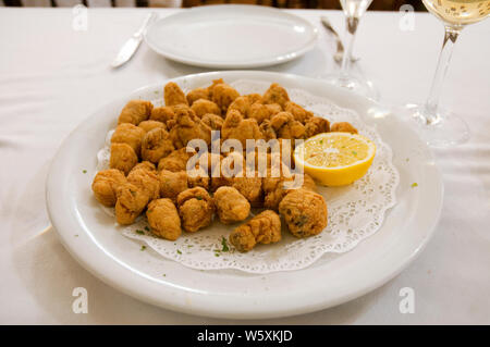 Cazon, adobo en friture de poissons typiques. Cadix, Andalousie, espagne. Banque D'Images