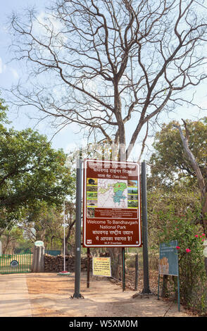 Informations d'accueil panneau à l'entrée de Tala Bandhavgarh National Park dans le district Umaria de l'état indien de Madhya Pradesh Banque D'Images