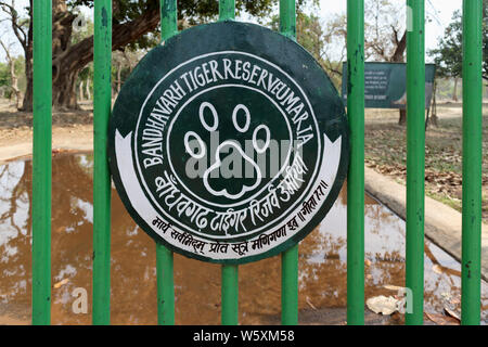 Entrée principale à Tala Gate avec Bandhavgarh Tiger Réserver logo dans le parc national, de la district Umaria Indien central état du Madhya Pradesh Banque D'Images