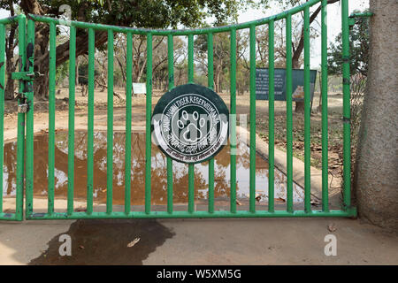 Entrée principale à Tala Gate avec Bandhavgarh Tiger Réserver logo dans le parc national, de la district Umaria Indien central état du Madhya Pradesh Banque D'Images