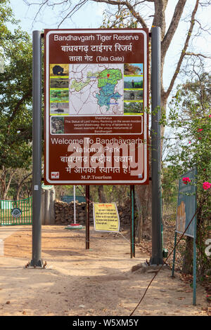 Informations d'accueil panneau à l'entrée de Tala Bandhavgarh National Park dans le district Umaria de l'état indien de Madhya Pradesh Banque D'Images