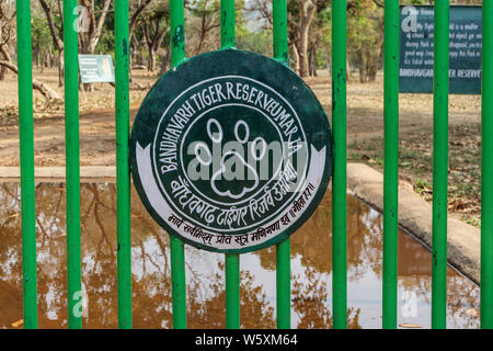 Entrée principale à Tala Gate avec Bandhavgarh Tiger Réserver logo dans le parc national, de la district Umaria Indien central état du Madhya Pradesh Banque D'Images