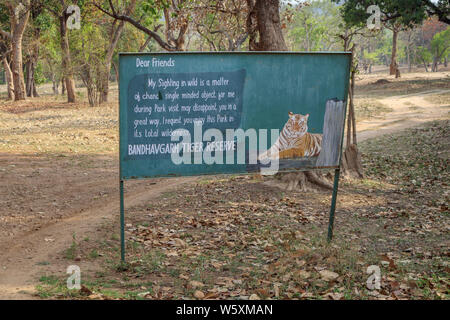 Panneau à l'entrée de Tala Bandhavgarh Tiger réserver dans le Parc National, du district Umaria Indien central état du Madhya Pradesh Banque D'Images