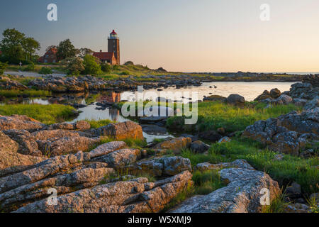 Svaneke Gamle Fyr phare et côte rocheuse le long de côte est au lever du soleil, Svaneke, île de Bornholm, mer Baltique, Danemark, Europe Banque D'Images