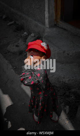 La jeune fille dans la red hat : cette fille dans un petit village appelé Turtuk à la frontière de l'Inde et le Pakistan. Banque D'Images