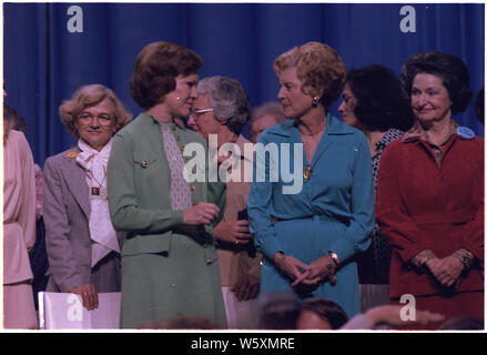 Rosalynn Carter avec Betty Ford et Ladybird Johnson au National Womens Conférence. Banque D'Images