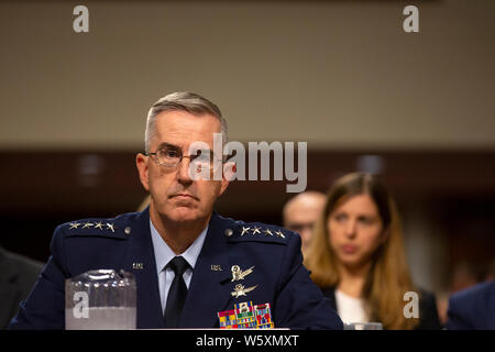 Air Force le général John Hyten, qui est en nomination pour devenir vice-président de l'état-major interarmées, témoigne devant le comité du Sénat américain sur les services armés au cours de son audience de confirmation sur la colline du Capitole à Washington, DC, États-Unis le 30 juillet 2019. Credit : Stefani Reynolds/CNP /MediaPunch Banque D'Images