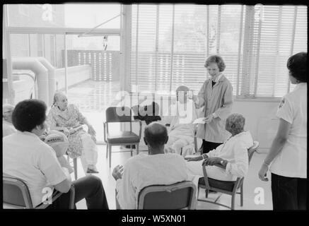 Rosalynn Carter travaille avec le personnel et les patients de l'Hôpital général de DC. Banque D'Images