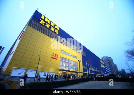 --FILE--Vue d'un magasin de meubles d'IKEA à Beijing, Chine, 7 janvier 2018. Bouilloire smartphone chinois Xiaomi a annoncé son partenariat avec d'Ikea Banque D'Images