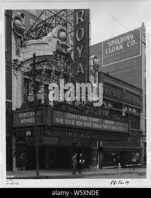 Le Théâtre Royal de Kansas City montrant l'American film acheté (1931). ; la portée et contenu : photos d'extérieur, à la fois la lumière du jour et nuit, l'exposition montrant l'avant de la salle et d'autres entreprises dans la rue. La fonction affiche chapiteau Clara Bow, Douglas Fairbanks, Lillian Gish, et Harold Lloyd, entre autres. La motion picture titres sont clairement visibles. # 891 est un panorama du bloc montrant clairement les détails sur l'avant du bâtiment. Dans un grand nombre de photos les voitures sont garées dans la rue. Banque D'Images