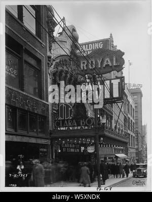 Théâtre Royal. Kansas City ; la portée et contenu : photos d'extérieur, à la fois la lumière du jour et nuit, l'exposition montrant l'avant de la salle et d'autres entreprises dans la rue. La fonction affiche chapiteau Clara Bow, Douglas Fairbanks, Lillian Gish, et Harold Lloyd, entre autres. La motion picture titres sont clairement visibles. # 891 est un panorama du bloc montrant clairement les détails sur l'avant du bâtiment. Dans un grand nombre de photos les voitures sont garées dans la rue. Banque D'Images