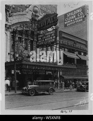 Théâtre Royal. Kansas City ; la portée et contenu : photos d'extérieur, à la fois la lumière du jour et nuit, l'exposition montrant l'avant de la salle et d'autres entreprises dans la rue. La fonction affiche chapiteau Clara Bow, Douglas Fairbanks, Lillian Gish, et Harold Lloyd, entre autres. La motion picture titres sont clairement visibles. # 891 est un panorama du bloc montrant clairement les détails sur l'avant du bâtiment. Dans un grand nombre de photos les voitures sont garées dans la rue. Banque D'Images