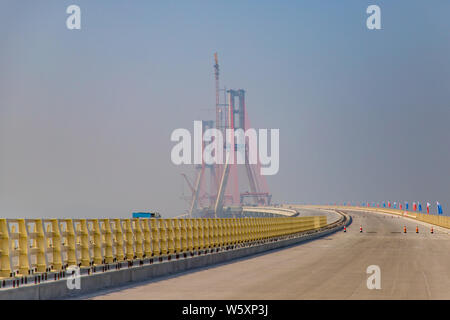 Une vue sur le site de construction du pont du lac Poyang n° 2, qui sera le plus long pont à haubans après l'achèvement, à Jiujiang c Banque D'Images