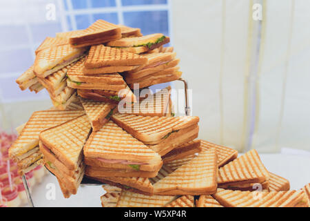 Plateau de coupe sandwich mixte triangles de traiteur. Banque D'Images