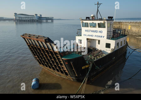 Westward Ho, ferry boat sont amarrés dans l'île de Knightstone à Weston Super Mare, à marée haute avec la grande jetée en arrière-plan. Banque D'Images