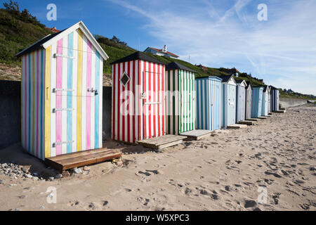 Cabines colorées le long de la plage de Strand, Rageleje Rageleje, Région Hovedstaden, la Nouvelle-Zélande, le Danemark, Europe Banque D'Images