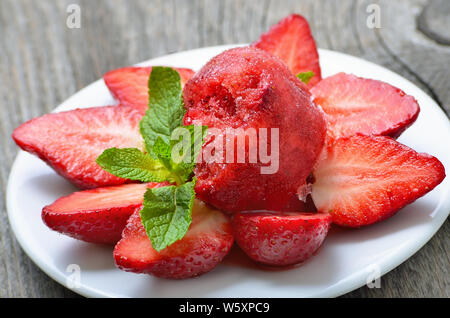 Sorbet à la fraise fait maison avec des fraises dans une assiette blanche, vue en gros Banque D'Images