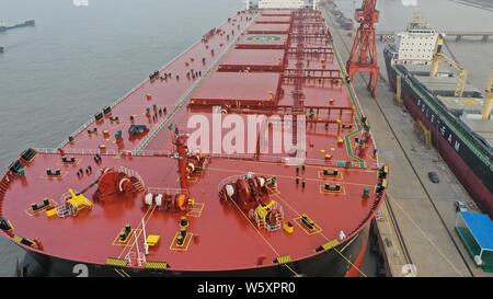 'Ore Shanghai', le plus grand transporteur de minerai pour le transport de minerai de fer, est photographié à Taicang Port de Taicang city, Jiangsu province de Chine orientale, Banque D'Images