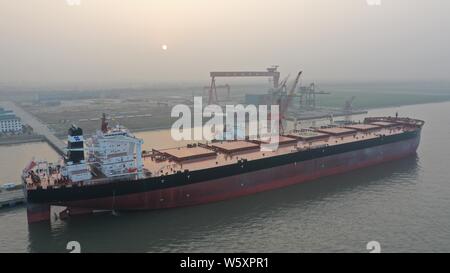 'Ore Shanghai', le plus grand transporteur de minerai pour le transport de minerai de fer, est photographié à Taicang Port de Taicang city, Jiangsu province de Chine orientale, Banque D'Images