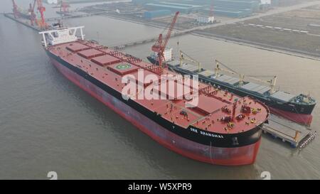 'Ore Shanghai', le plus grand transporteur de minerai pour le transport de minerai de fer, est photographié à Taicang Port de Taicang city, Jiangsu province de Chine orientale, Banque D'Images