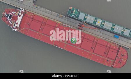 'Ore Shanghai', le plus grand transporteur de minerai pour le transport de minerai de fer, est photographié à Taicang Port de Taicang city, Jiangsu province de Chine orientale, Banque D'Images