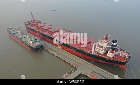 'Ore Shanghai', le plus grand transporteur de minerai pour le transport de minerai de fer, est photographié à Taicang Port de Taicang city, Jiangsu province de Chine orientale, Banque D'Images