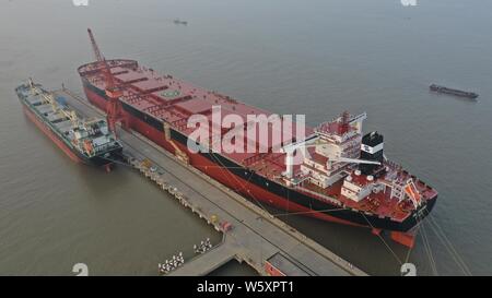 'Ore Shanghai', le plus grand transporteur de minerai pour le transport de minerai de fer, est photographié à Taicang Port de Taicang city, Jiangsu province de Chine orientale, Banque D'Images