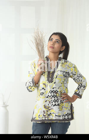 Femme tenant le balai et la pensée Banque D'Images