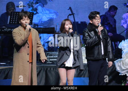 Modèle et actrice sud-coréen Byun Jung-soo, centre, et la chanteuse Park Gwang-hyun, gauche, assister à une conférence de presse pour la musique théâtre 'Annie' à Séoul Banque D'Images