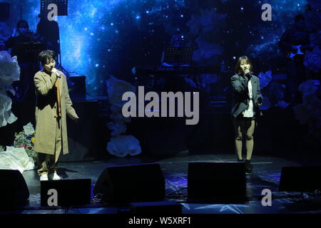 Modèle et actrice sud-coréen Byun Jung-soo, droite, et la chanteuse Park Gwang-hyun, assister à une conférence de presse pour la musique théâtre 'Annie' à Séoul Banque D'Images