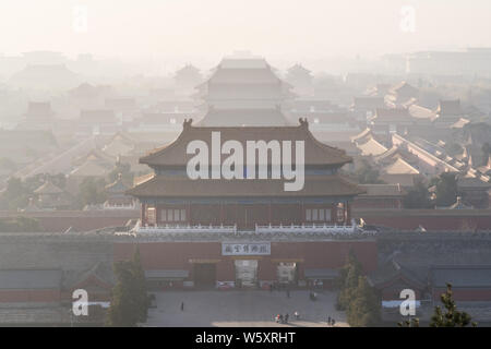 Le Musée du Palais, également connu sous le nom de la Cité Interdite, est entourée par de lourdes le smog à Pékin, Chine, 25 novembre 2018. Au cours du week-end, le Beijing-Ti Banque D'Images