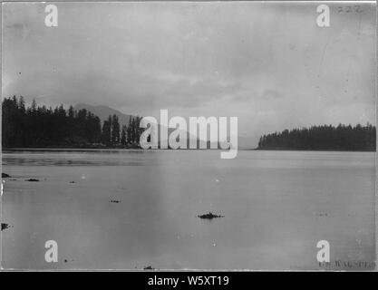 Vue panoramique près de Metlakahtla, Alaska. ; la portée et contenu : sur la sauvegarde : Minthorn Mme suggère que c'est un endroit appelé 'Chinatown', ainsi nommé parce qu'à chaque fois que les indigènes s'y rendit pour la pêche à la traîne qu'ils ont entendu cette chanson qui était populaire à l'époque. (Passage Tongass Narrows Nichols). 'Scène en route de Metlakahtla à Ketchikan.' 'camp de pêche d'Metlakahtlans.' (Mme. 10 févr. 1926 Minthorn.) Banque D'Images