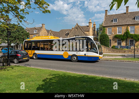 Broadway, Gloucestershire, Angleterre, RU, un service local seul à un arrêt de bus à deux étages à Broadway une ville région des Cotswolds. Banque D'Images