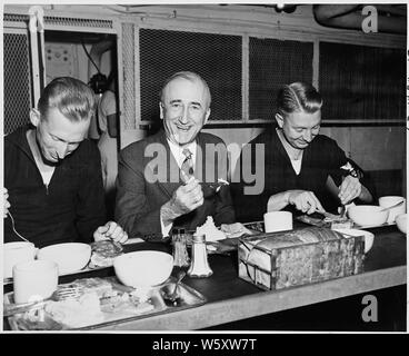 Le secrétaire d'État James Byrnes au déjeuner avec l'équipage de l'U. de S. S. Augusta comme il accompagne le président Harry Truman à la Conférence de Potsdam en Allemagne. Banque D'Images