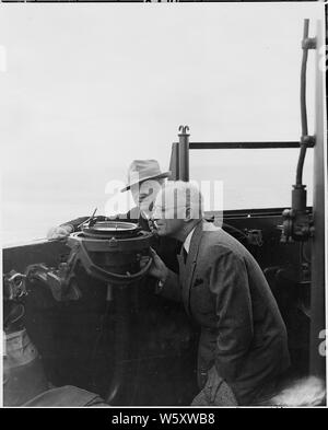 Secrétaire d'État James Byrnes (à gauche) et le Président Harry S. Truman pour examiner le taximètre sur l'U. S. S. Augusta en route pour la Conférence de Potsdam en Allemagne. Banque D'Images