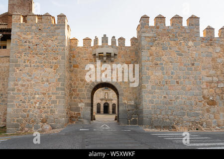 Porte d'Alazar et couvent de Santa Teresa de Avila, Castille et Leon, Espagne Banque D'Images