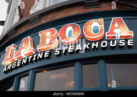 Doncaster, Royaume-Uni - 11 mai 2019 : La Boca restaurant & steakhouse signer illuminée au crépuscule, Netherhall Road 1 Banque D'Images