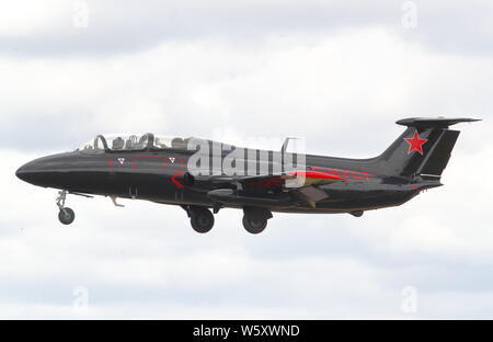 L-29 Delfin Aero noir G-BYCT atterrissage à RIAT 2019 à RAF Fairford, Gloucestershire, Royaume-Uni Banque D'Images