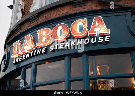 Doncaster, Royaume-Uni - 11 mai 2019 : La Boca restaurant & steakhouse signer illuminée au crépuscule, Netherhall Road 1 Banque D'Images