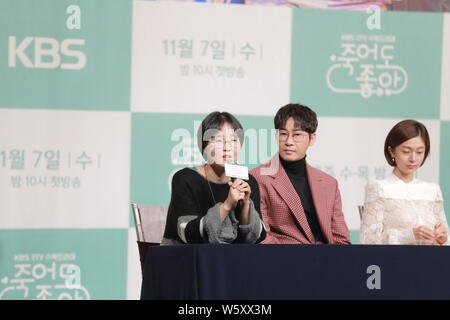 L'acteur sud-coréen Kang Ji-hwan, centre, et l'actrice Baek Jin-hee, droit, participer à une conférence de presse pour la nouvelle série TV 'heureux si vous êtes morts" à Séoul, de sorte Banque D'Images