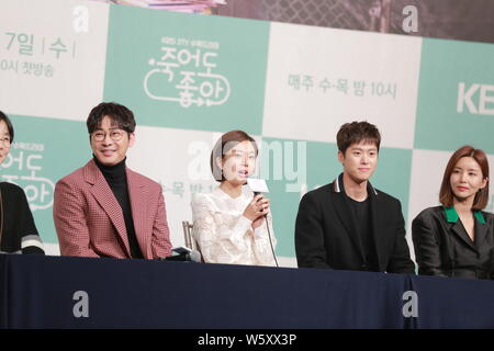 (De gauche) acteur sud-coréen Kang Ji-hwan, actrice Baek Jin-hee, acteur Gong Myung de l'acteur Groupe 5surprise, et l'actrice Park Sol mi-assister à une presse co Banque D'Images