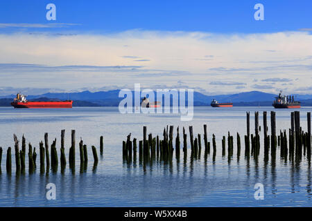 Les transporteurs de vrac sur Columbia River, Astoria, Oregon, USA Banque D'Images