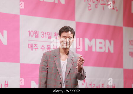 L'acteur sud-coréen Chun Jung-myung assiste à une conférence de presse pour la nouvelle série TV 'voletant avertissement" à Séoul, Corée du Sud, le 31 octobre 2018. Banque D'Images