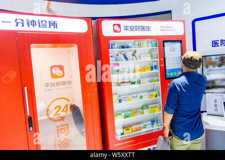 --FILE--un résident local achète des médicaments par le biais d'une réception ouverte 24h distributeur automatique de la plate-forme médicale en ligne chinois Ping, un bon médecin, d'un Ping Insuranc Banque D'Images