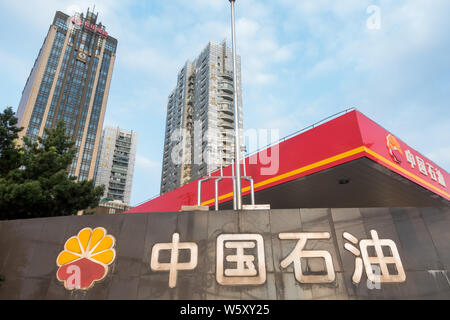 --FILE--Vue d'une station d'essence de la CNPC (China National Petroleum Corporation), la société mère de PetroChina, à Shanghai, Chine, le 6 août 2018. Le M Banque D'Images