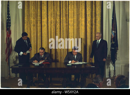Cérémonie de signature de l'Accord de coopération scientifique et technique dans le domaine des utilisations pacifiques de l'énergie nucléaire entre les États-Unis et l'URSS ; Portée et contenu : Sur la photo : Richard M. Nixon, Leonid I. Brejnev. Objet : cérémonies de signature. Banque D'Images