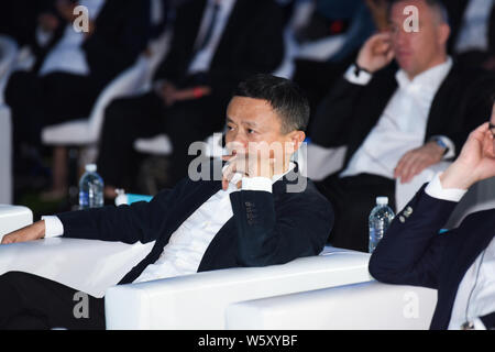 Aleksander Il, gauche, Président de l'UEFA (Union des Associations Européennes de Football), parle avec Jack Ma ou Ma Yun, président du Groupe d''Alibaba, au cours de Banque D'Images