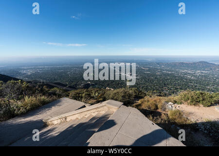 Hôtel historique ruine sur escalier haut de Echo Mountain dans l'Angeles National Forest au-dessus de Los Angeles et de Pasadena en Californie du Sud. Banque D'Images