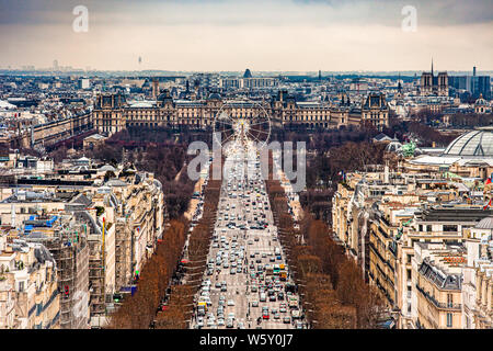 Paysage urbain de Paris vu du sommet de l'Arc de Triomphe de l'étoile Banque D'Images