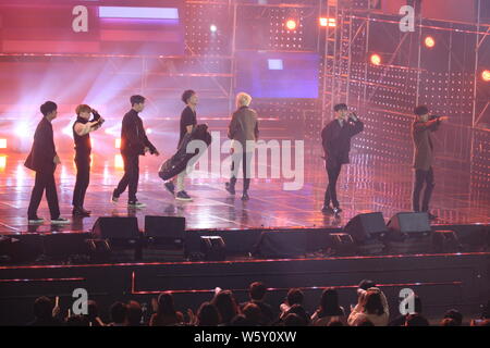 Les membres du boys band de Corée du Sud au cours de l'iKon effectuer 2018 MBN Hero Concert à Séoul, Corée du Sud, le 23 novembre 2018. Banque D'Images